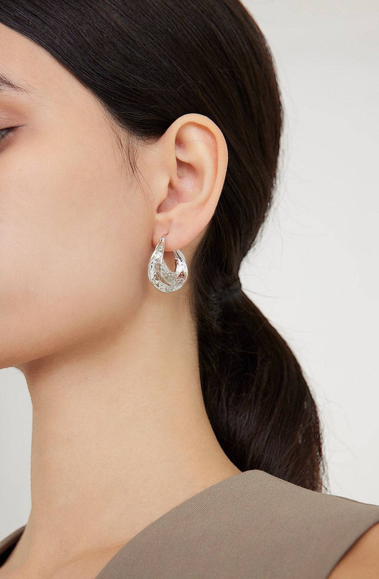 Marilyn Hoop Earrings / Gold
