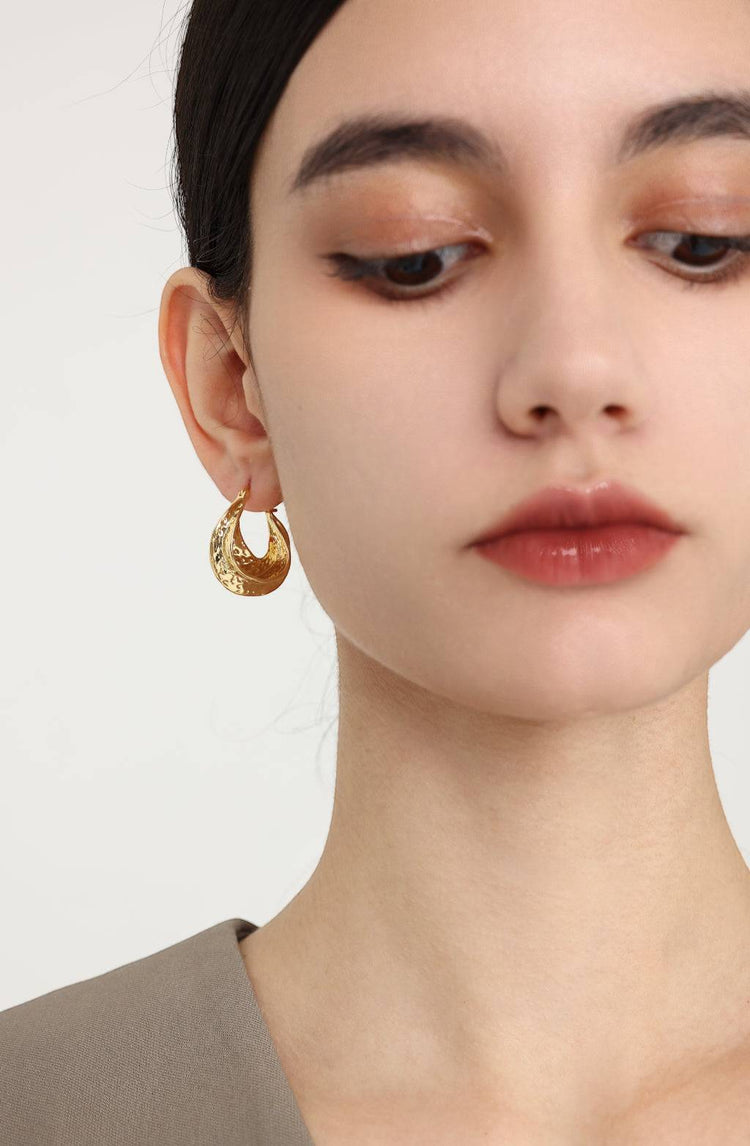 Marilyn Hoop Earrings / Gold