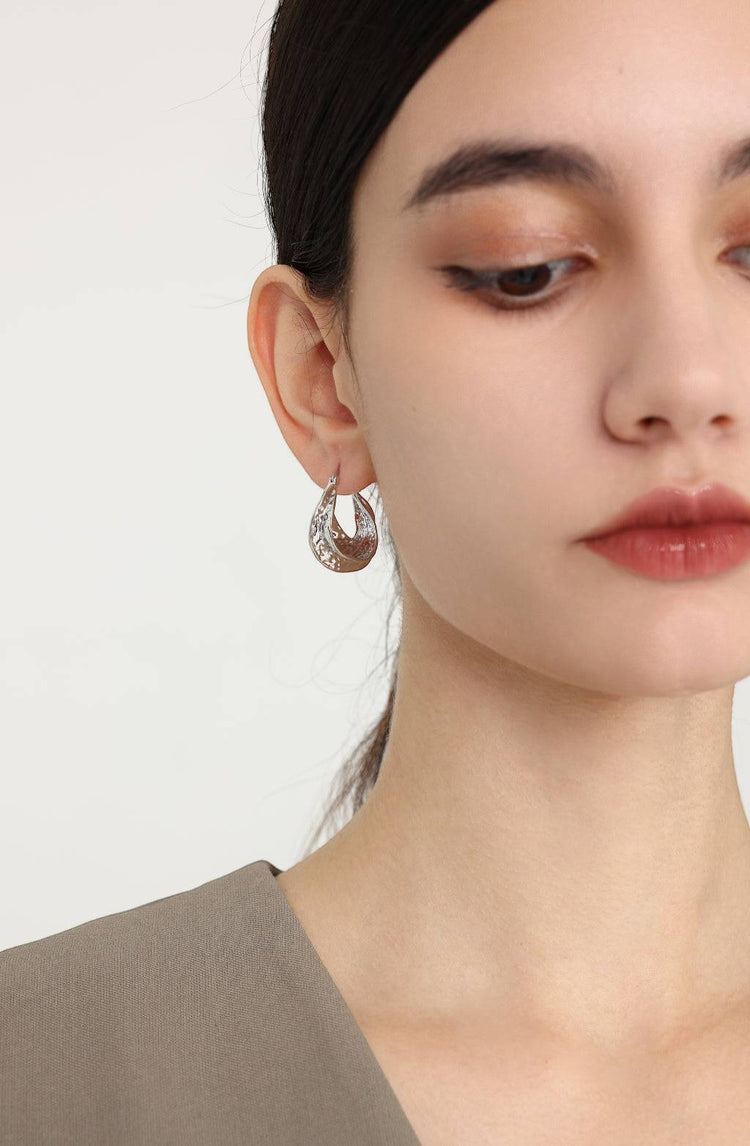 Marilyn Hoop Earrings / Gold