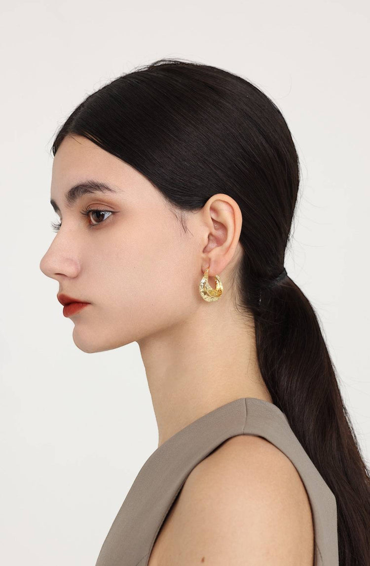 Marilyn Hoop Earrings / Gold