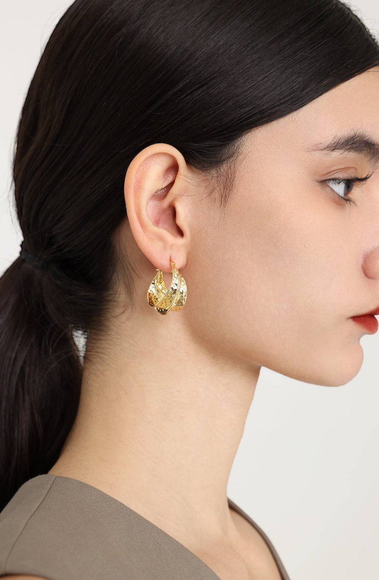 Marilyn Hoop Earrings / Gold