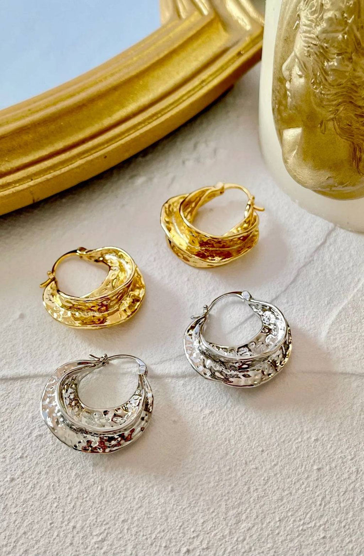 Marilyn Hoop Earrings / Gold